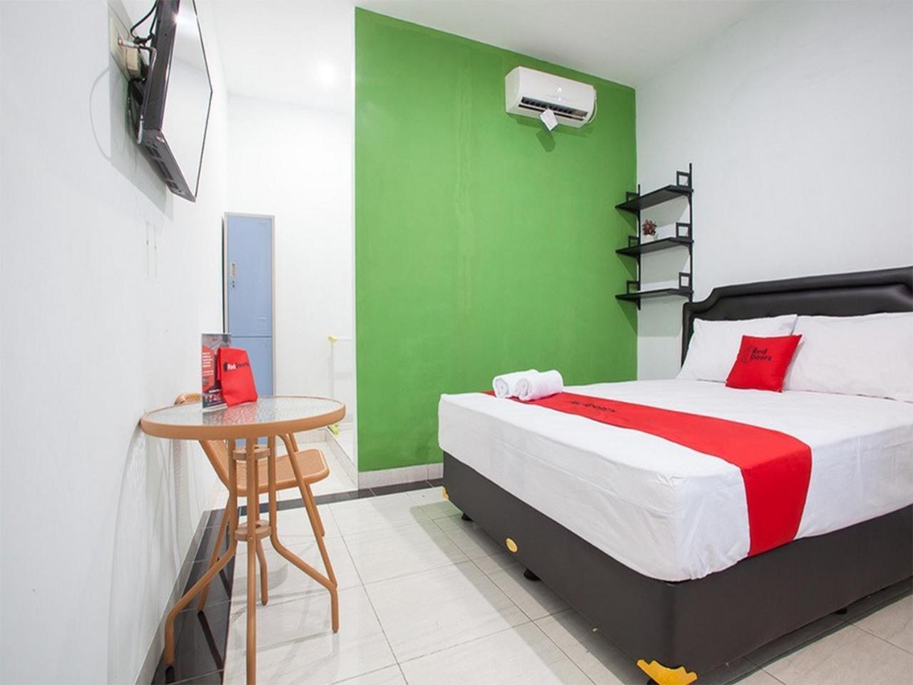 Отель Reddoorz Syariah Near Dbl Arena 2 Сурабая Экстерьер фото