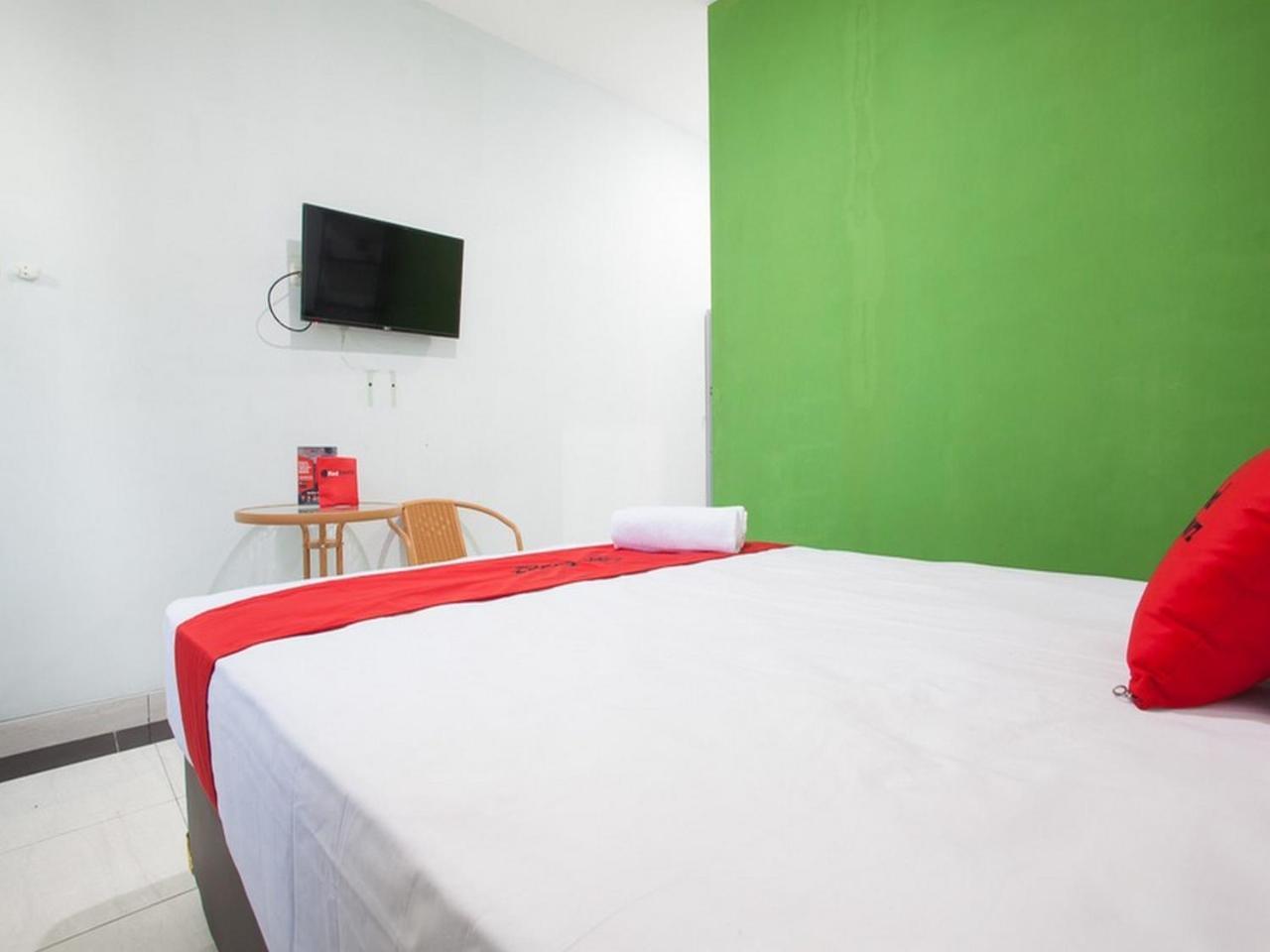 Отель Reddoorz Syariah Near Dbl Arena 2 Сурабая Экстерьер фото